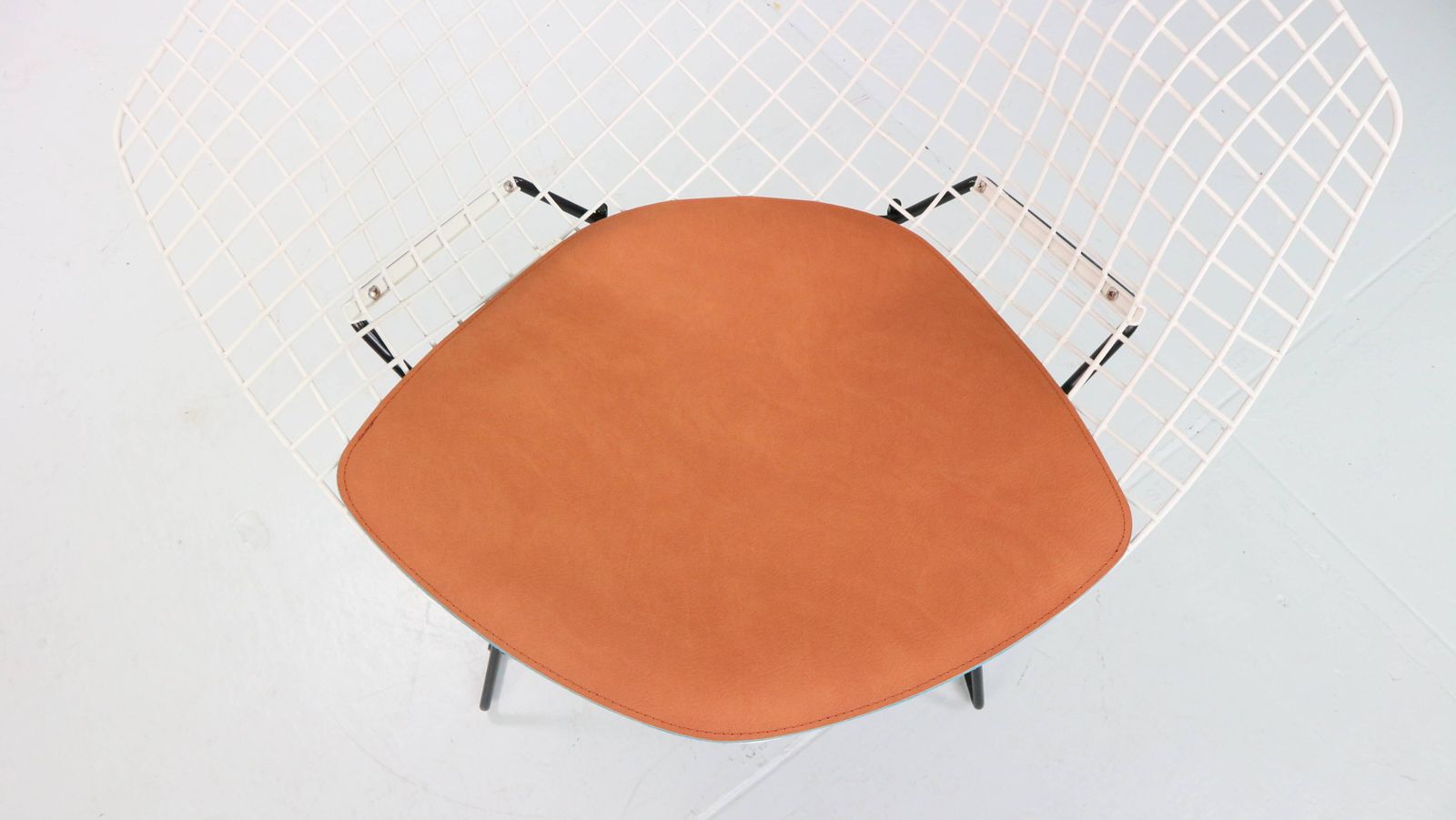 Diamond Chair By Harry Bertoia In White & Black Metal And New Leather Seati photo vinterior