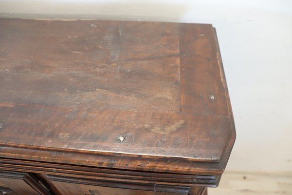 photo furniture Antique Cabinet In Walnut Wood, 1600s