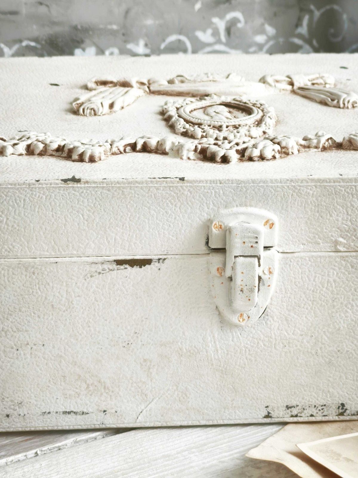 White Wood Box With Cameo Clay Ornaments photo vinterior