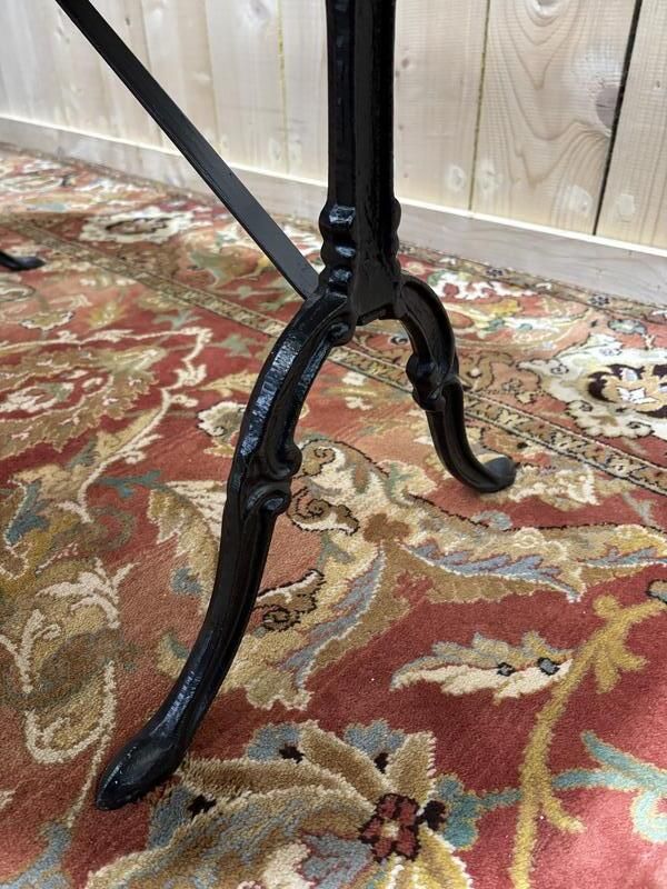 Table Bistrot Avec Plateau Ovale En Marbre photo vinterior