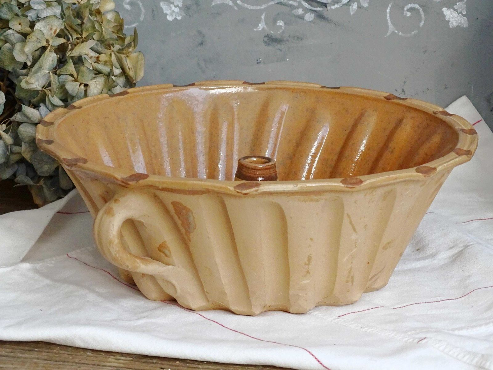 photo furniture Round Terracotta Baking Mould: Vintage Ceramic Bundt Cake Pan