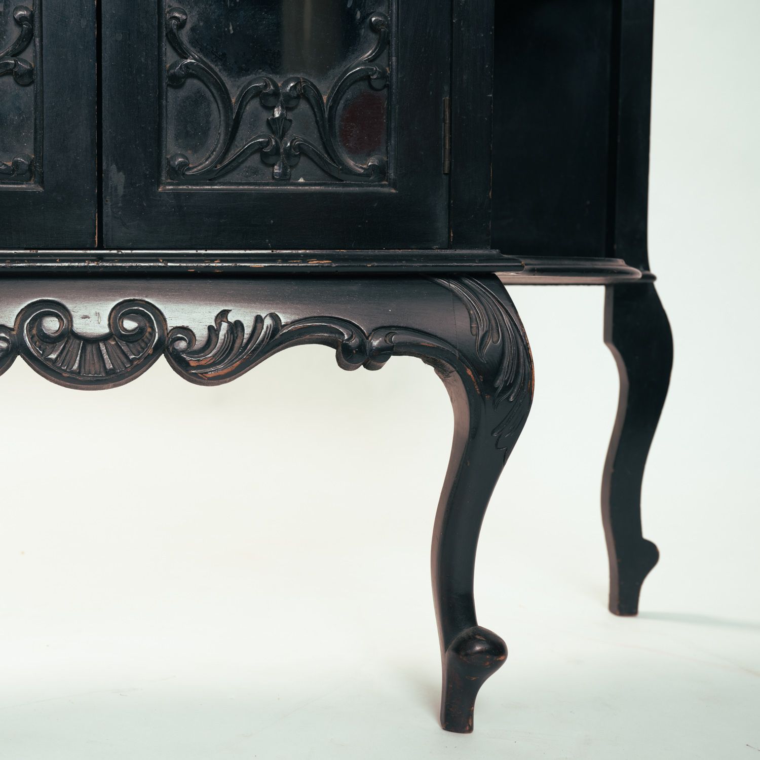 Arts & Crafts Parlour Cabinet In Black Ebonised Wood And Mirror Glass From Maddox & Co., England, 1910s photo for sale