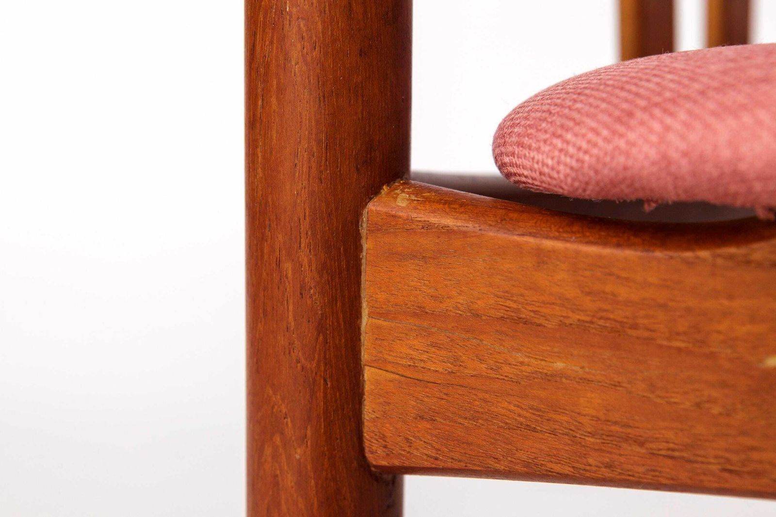 photo furniture Set Of 4 Bramin Teak Dining Chairs – Denmark 1960s – Pink Upholstery – Mid Century Modern