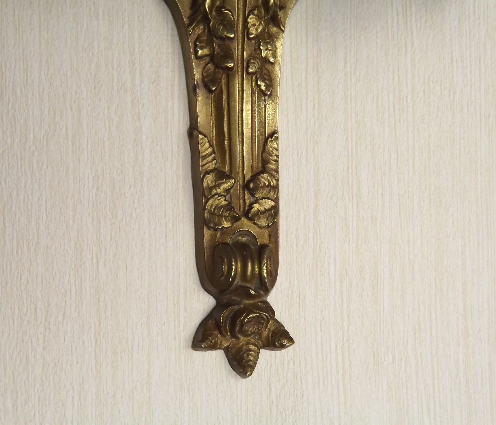 Applique murale double de style Rococo Revival français, en bronze, abat-jour en verre blanc à motifs. Luminaire d'époque. Double applique murale. Détail nœud et ruban. photo buy