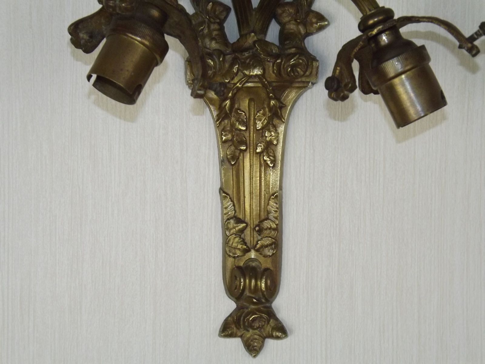 photo furniture Applique murale double de style Rococo Revival français, en bronze, abat-jour en verre blanc à motifs. Luminaire d'époque. Double applique murale. Détail nœud et ruban.