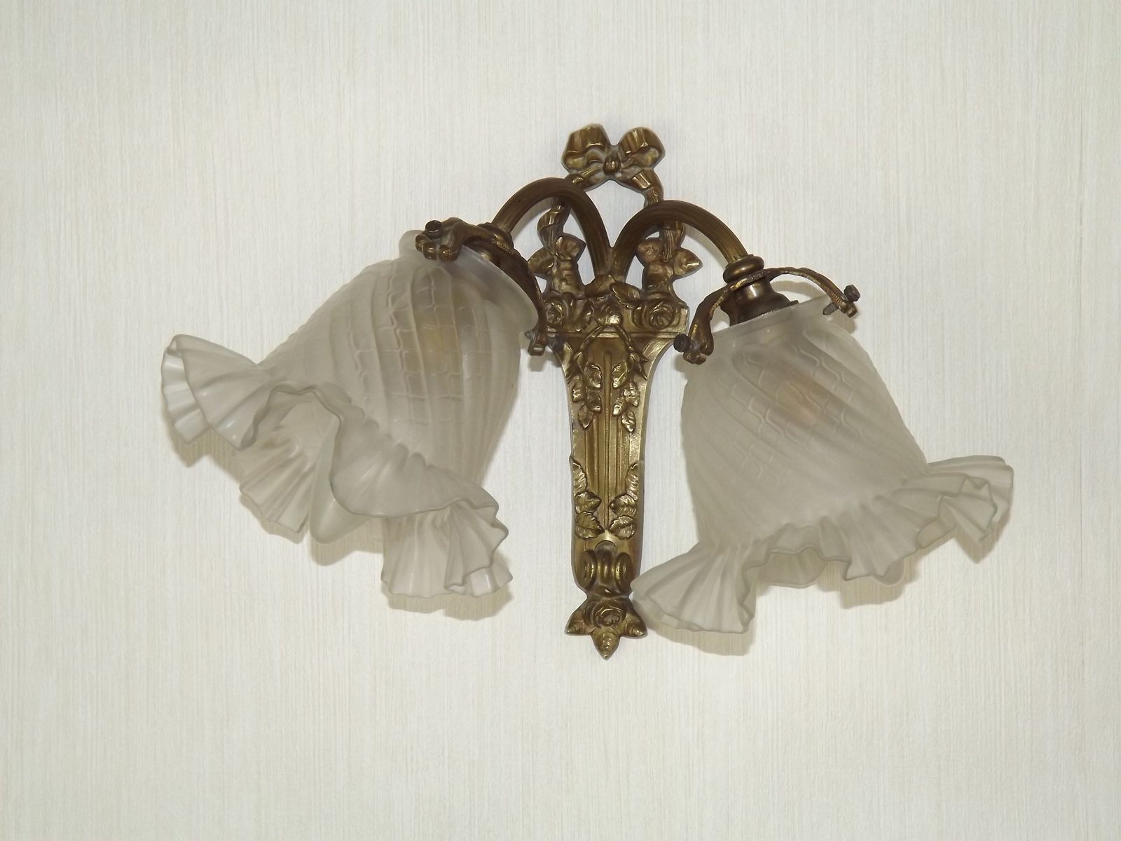 Luminaires Applique murale double de style Rococo Revival français, en bronze, abat-jour en verre blanc à motifs. Luminaire d'époque. Double applique murale. Détail nœud et ruban. photo