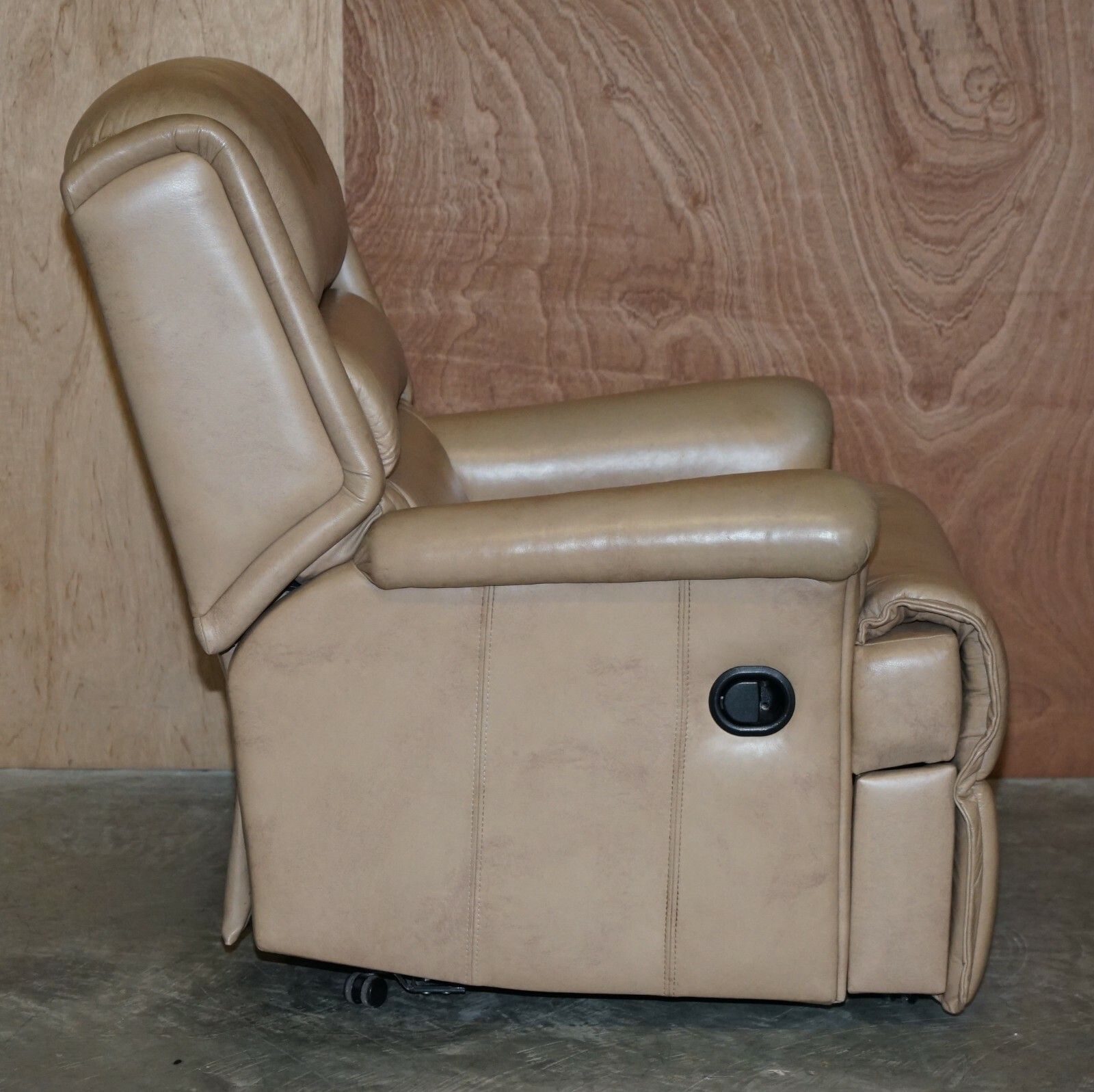 Comfortable Pair Of Rrp £2858 Sherborne Nevada Reclining Armchairs In Leather photo buy