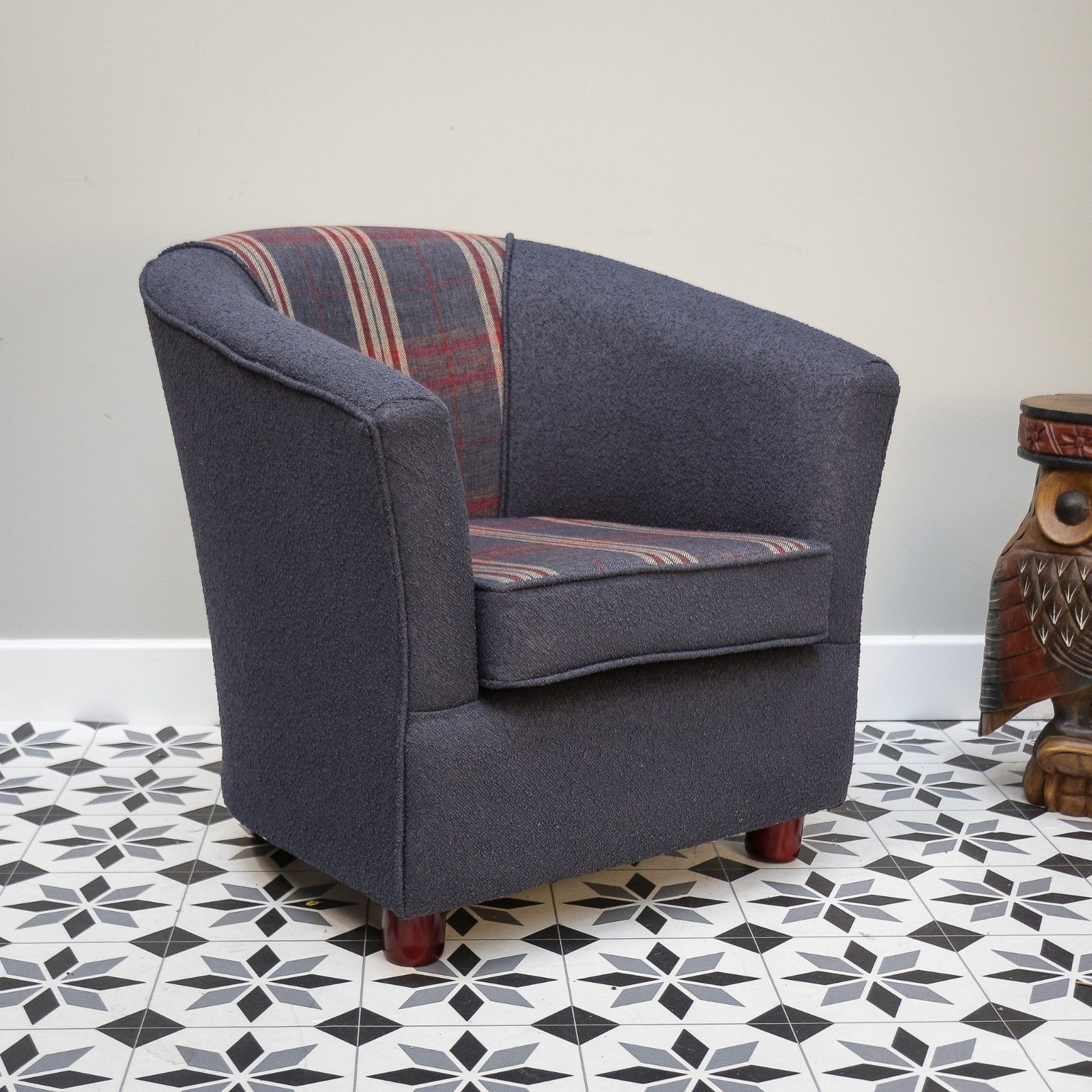 photo vintage Upholstered Blue And Tartan Tub Chair