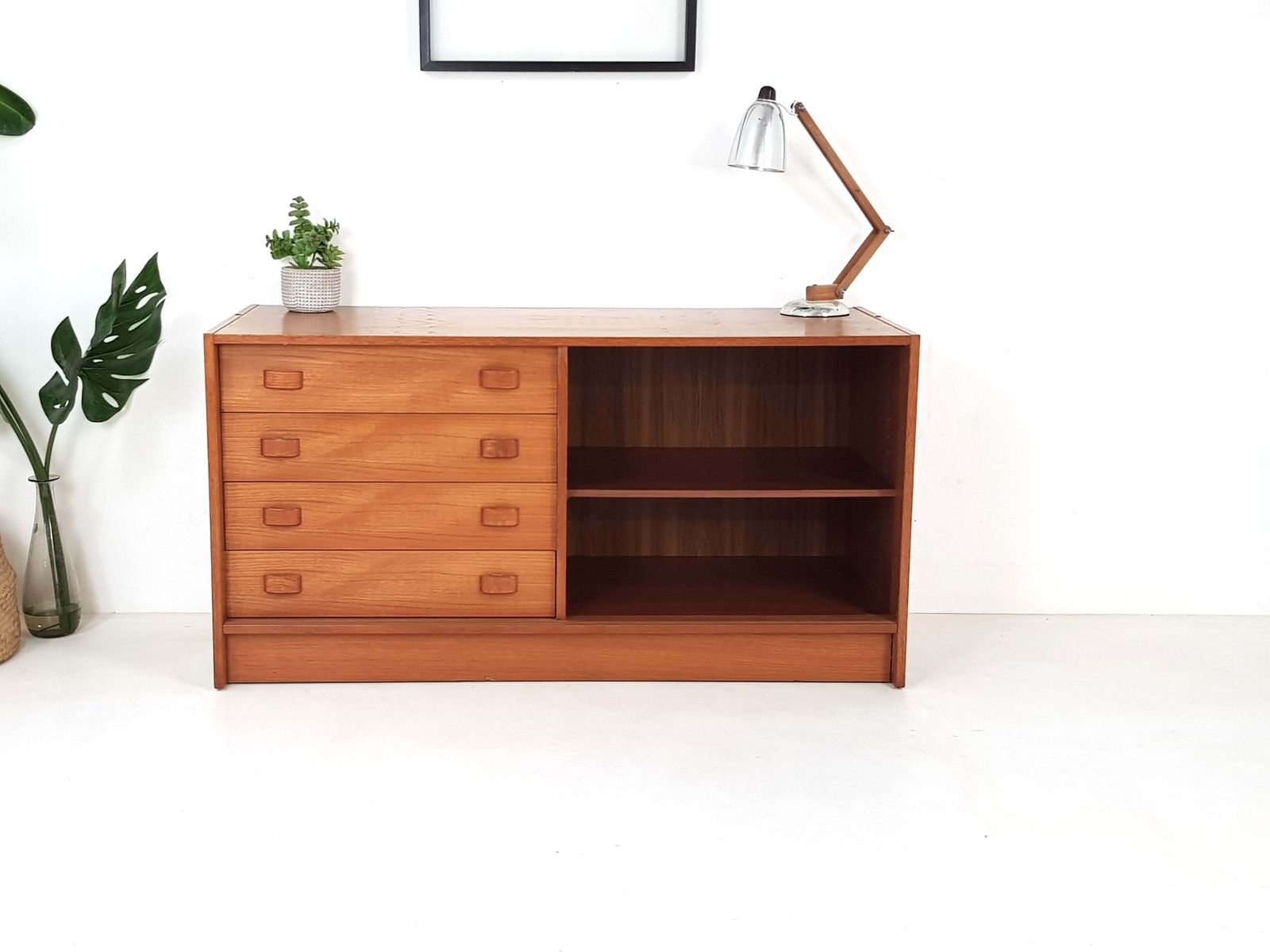 Mid Century Modern Compact Sideboard photo vinterior