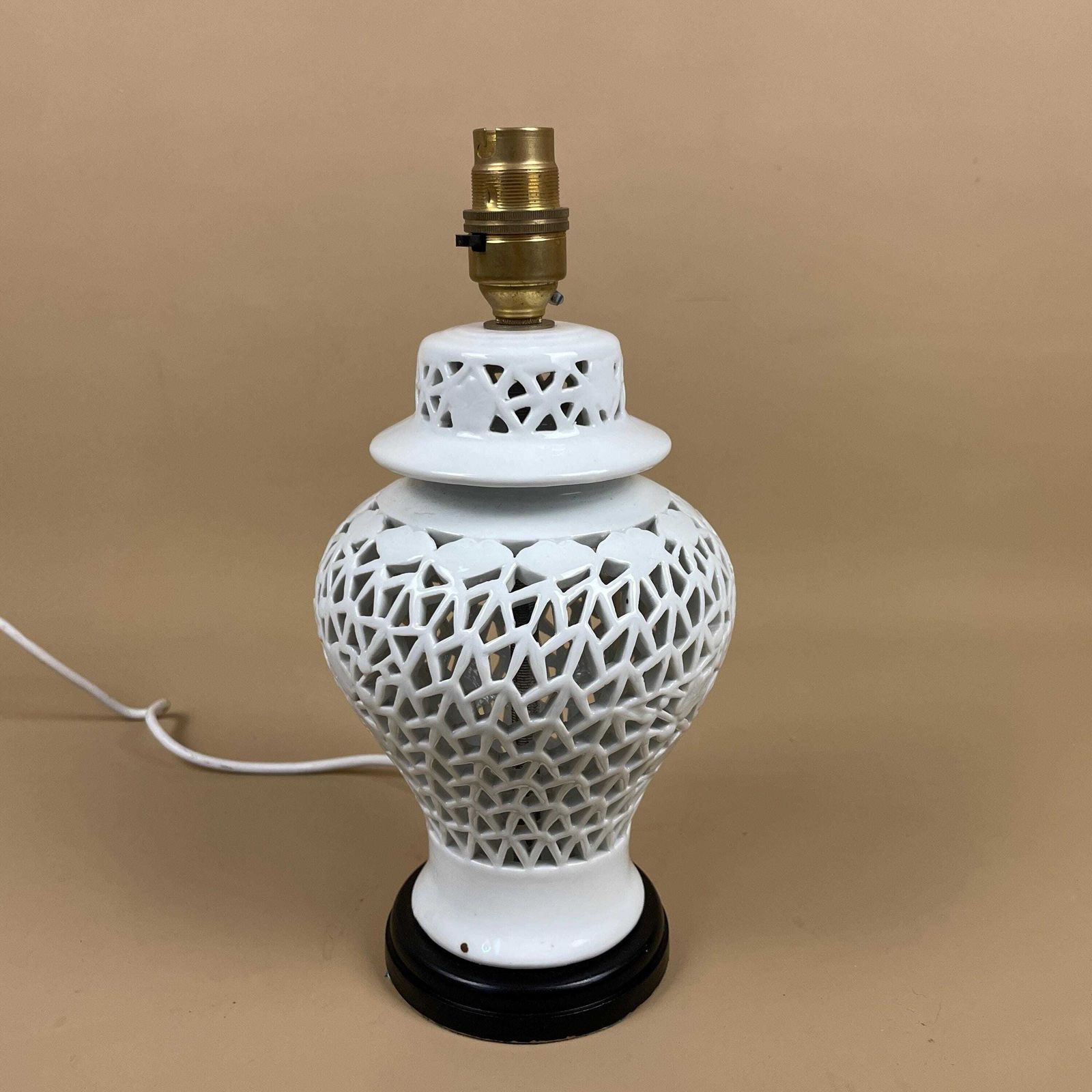 Vintage Ceramic Patterned Oriental Lamp Bedside Table Light Vase Pottery Round Antique Pattern Gold Brass Wood Japanese Cut Out Ginger Jar