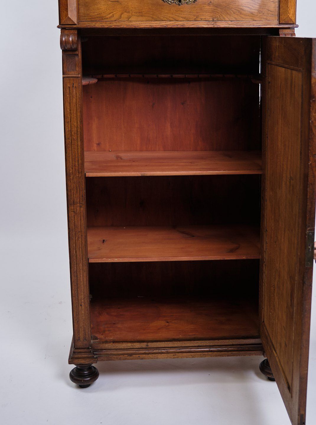 Cabinet – Hand Polished Mahogany – Decoration & Round Legs – Circa 1880 photo vinterior