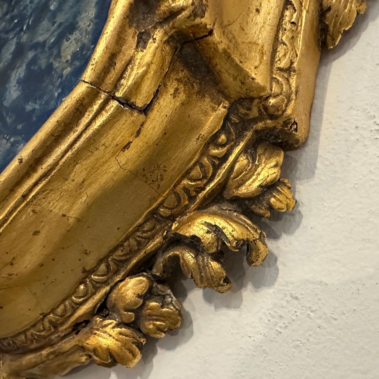 photo vinterior A Baroque Style Gilded Wood Box Frame Displaying A White Porcelain Christ