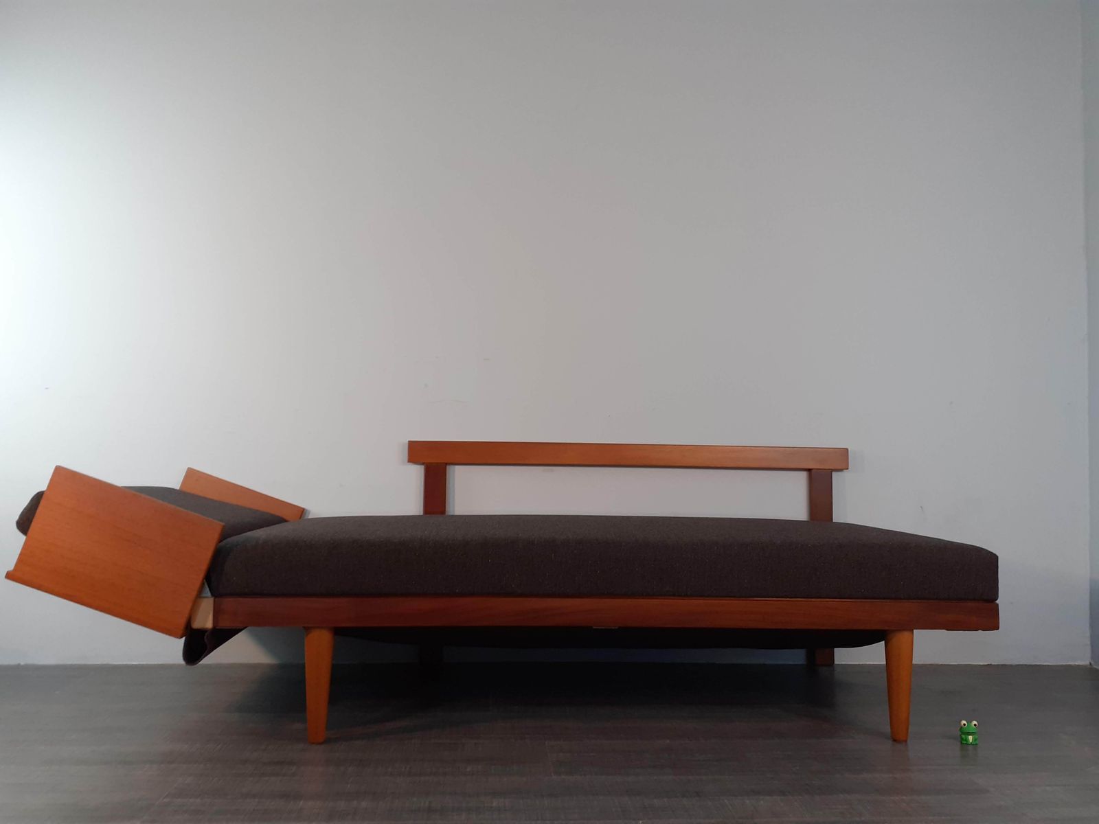 photo vintage Pair Of Svane Daybeds And Corner Table In Teak Designed By Ingmar Relling,  Scandinavian Mid Century 1960s