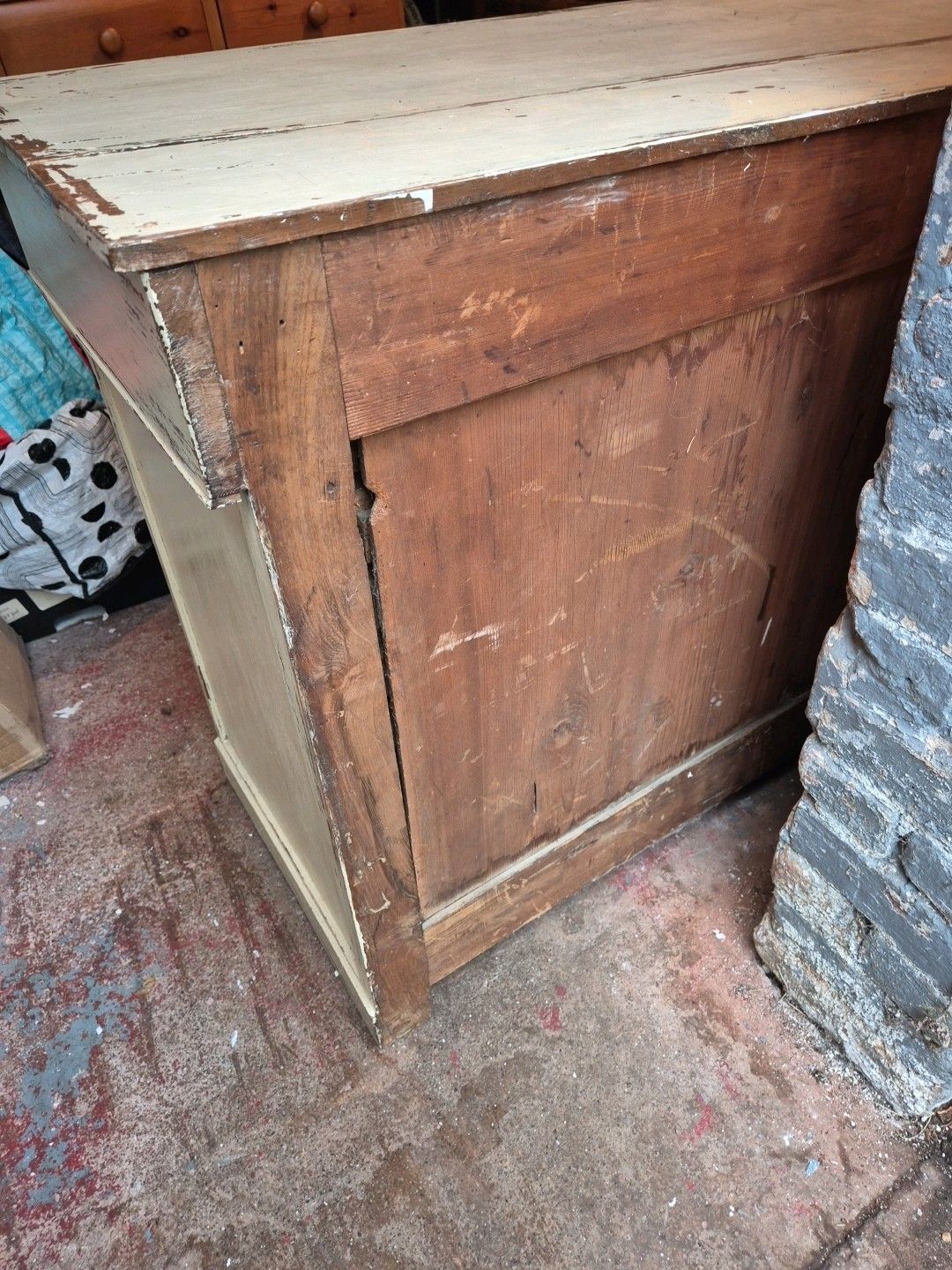photo furniture Large Antique Pine / Oak Lightly Distressed 4 Drawer Chest Of Drawers