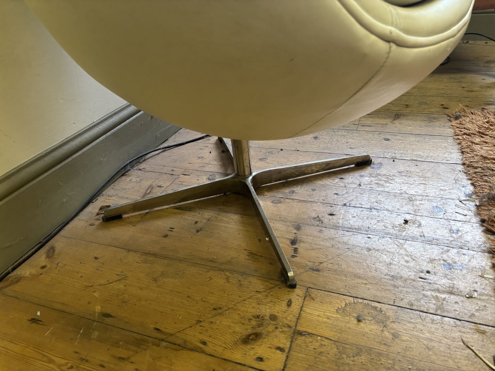 Cream Egg Chair photo vinterior