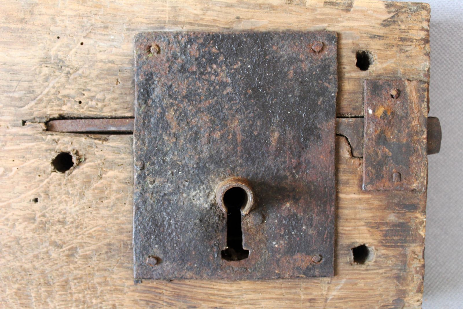 Groot Antiek Frans Boerenhoeve Deurslot Van Hout En Smeedijzer Met Sleutel – Handgemaakt, Geschikt Voor Restauratie, Buitendeur, Landelijke Stijl photo for sale