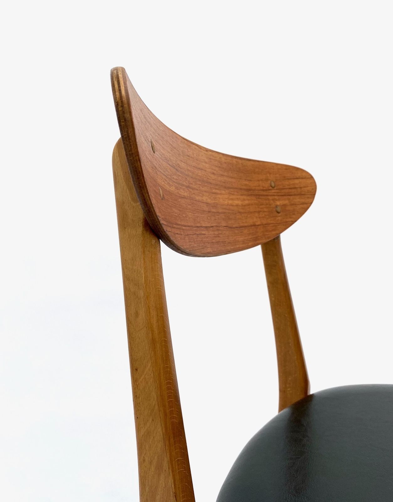 photo vintage Danish Farstrup Model 210 Set Of 6 Teak And Black Vinyl Dining Chairs Mid Century 1960s