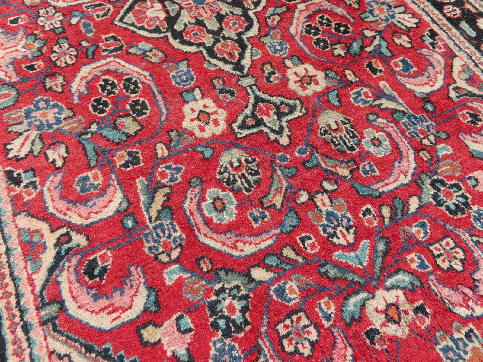 Old Mahal Village Rug. 208cm X 134cm. photo vinterior