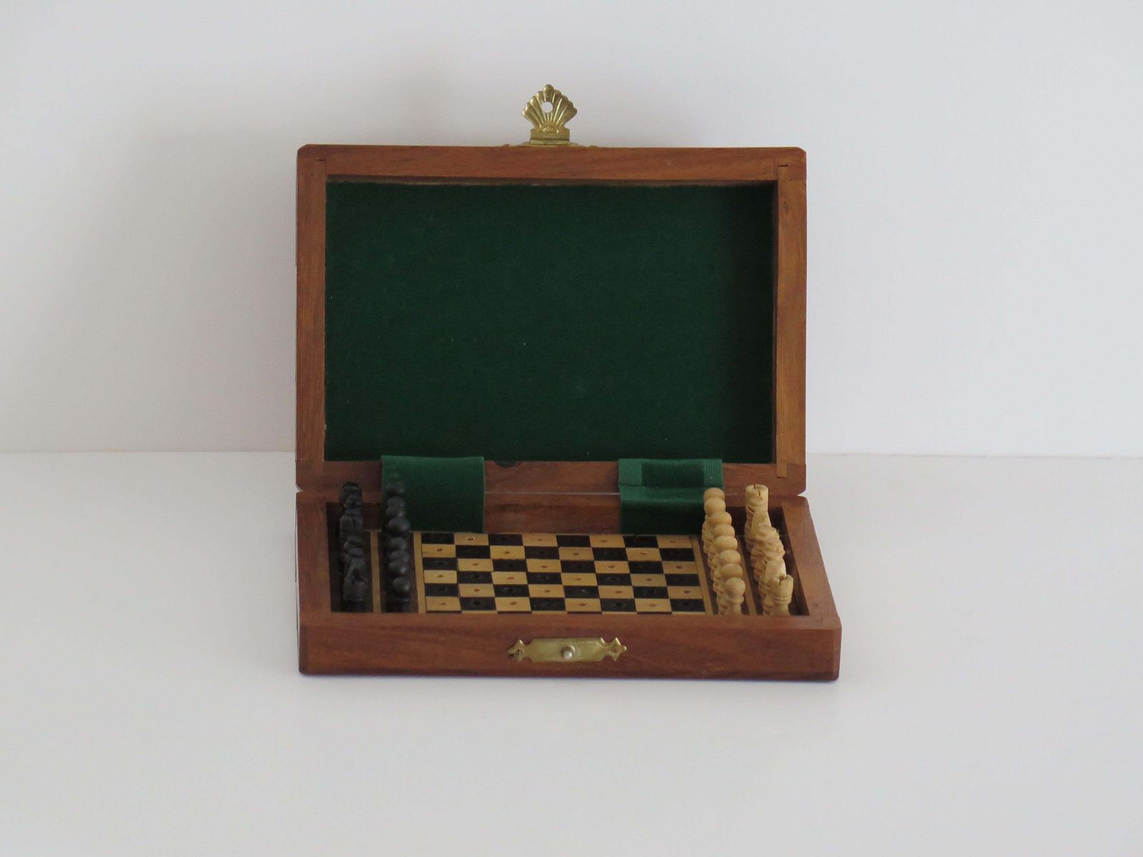 Miniature Travelling Chess Set Game Handmade In Walnut Inlaid Box, Circa 1940s photo vinterior