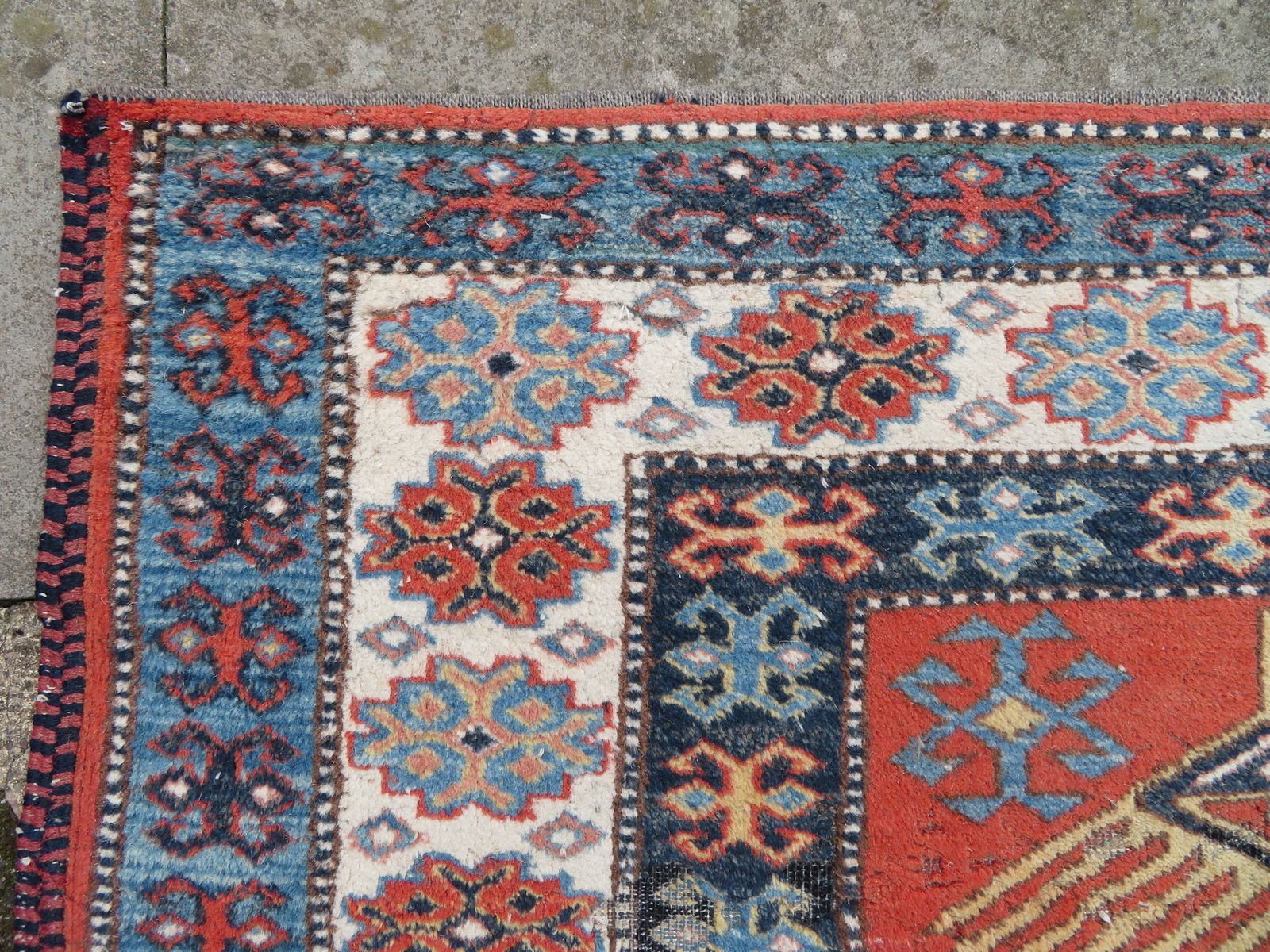 photo vintage Afghan Caucasian Design Rug. Peacocks,Animals,Figures. 172cm X 158cm.