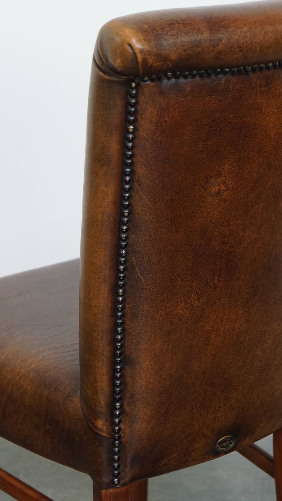 photo vintage Timeless Set Of 4 Stately, Comfortable Dining Chairs Made Of Sheepskin With A Decorative Nail Finish