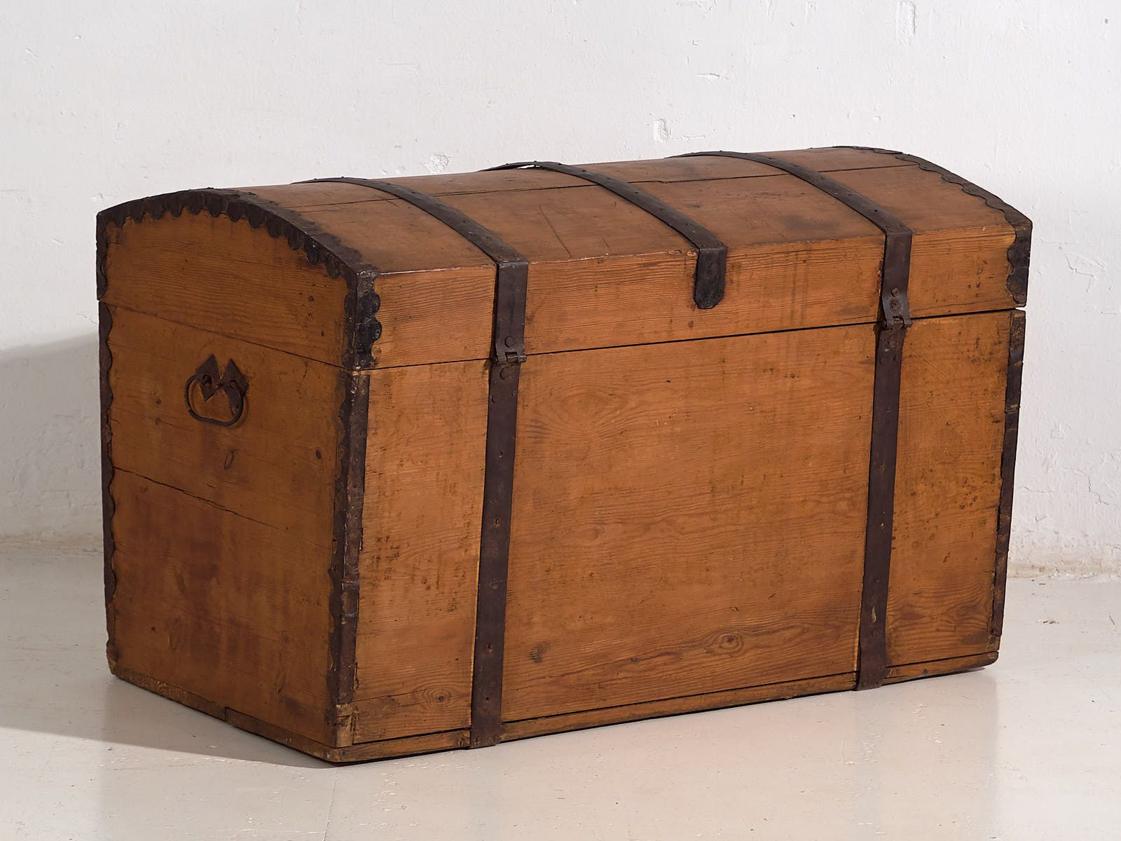 photo furniture Antique Trunk With Metal Structure (C.1900) #80