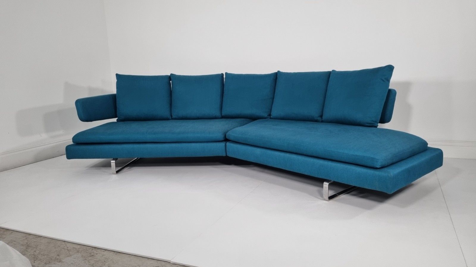 photo furniture Bb Italia Arne A320 Curved Sofa In Adria Turquoise Fabric In Excellent Condition