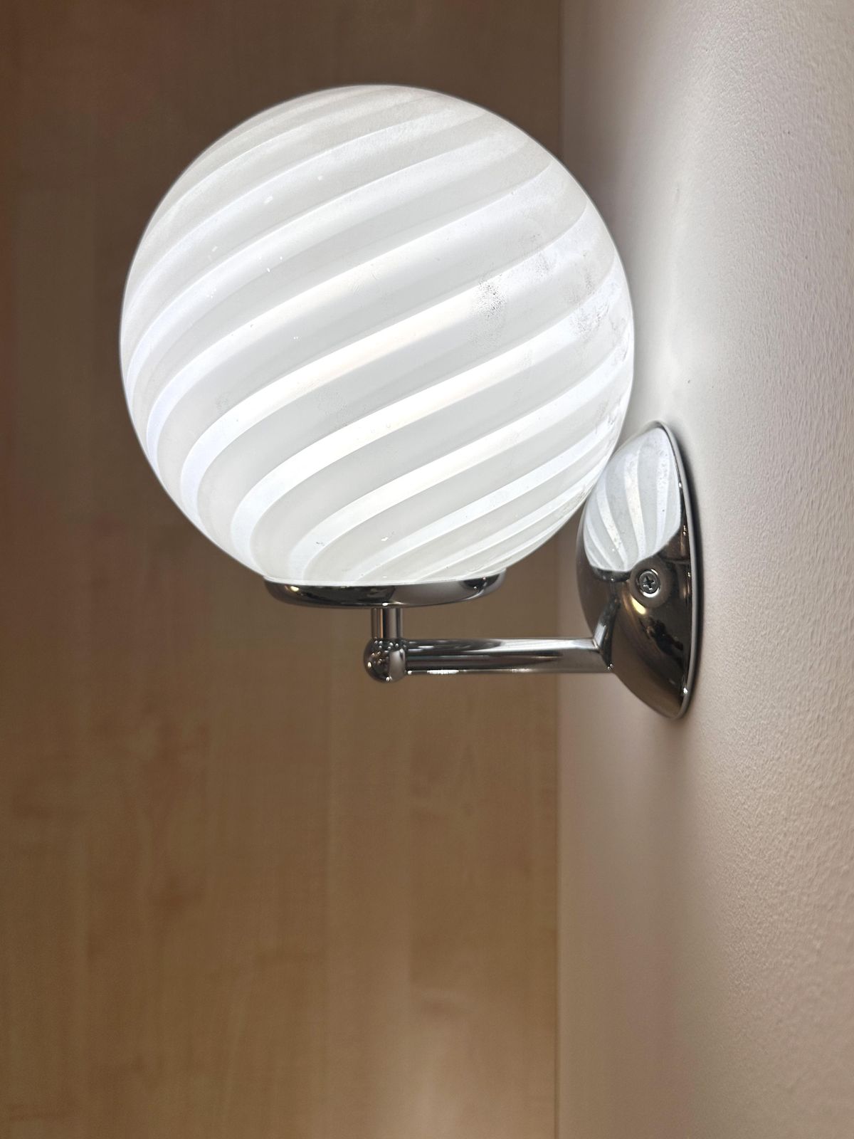 Contemporary Milky White Swirl Murano Glass Wall Sconce photo vinterior