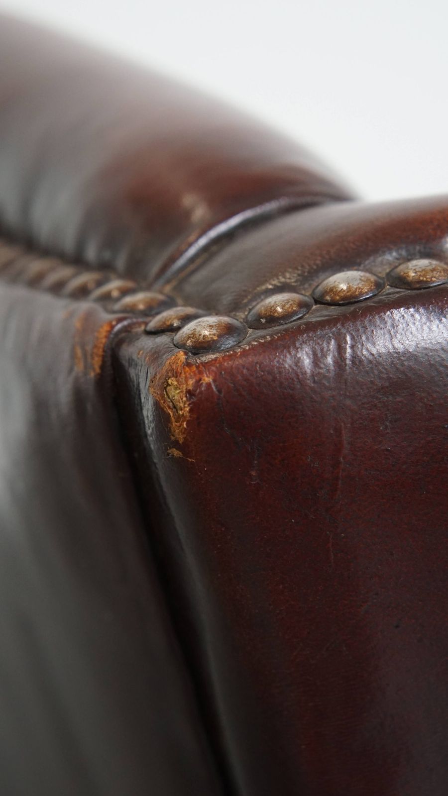 photo vinterior Luxurious, Classic And Comfortable Dark English Style Sheepskin Wing Chair With Lots Of Character And A Beautiful Patina