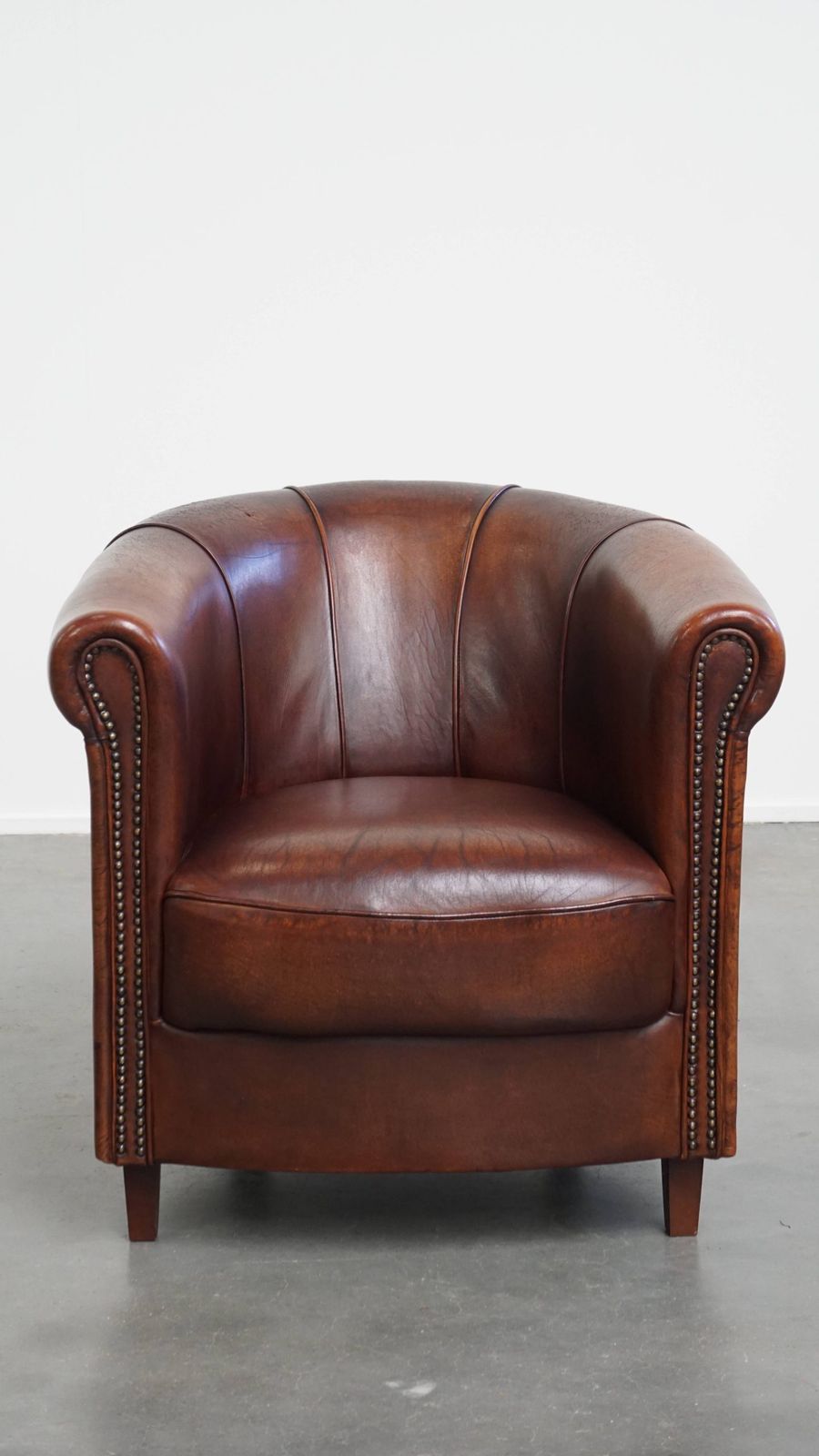 Elegante Schapenleren Club Fauteuil In Een Mooie Donkere Cognackleur photo furniture
