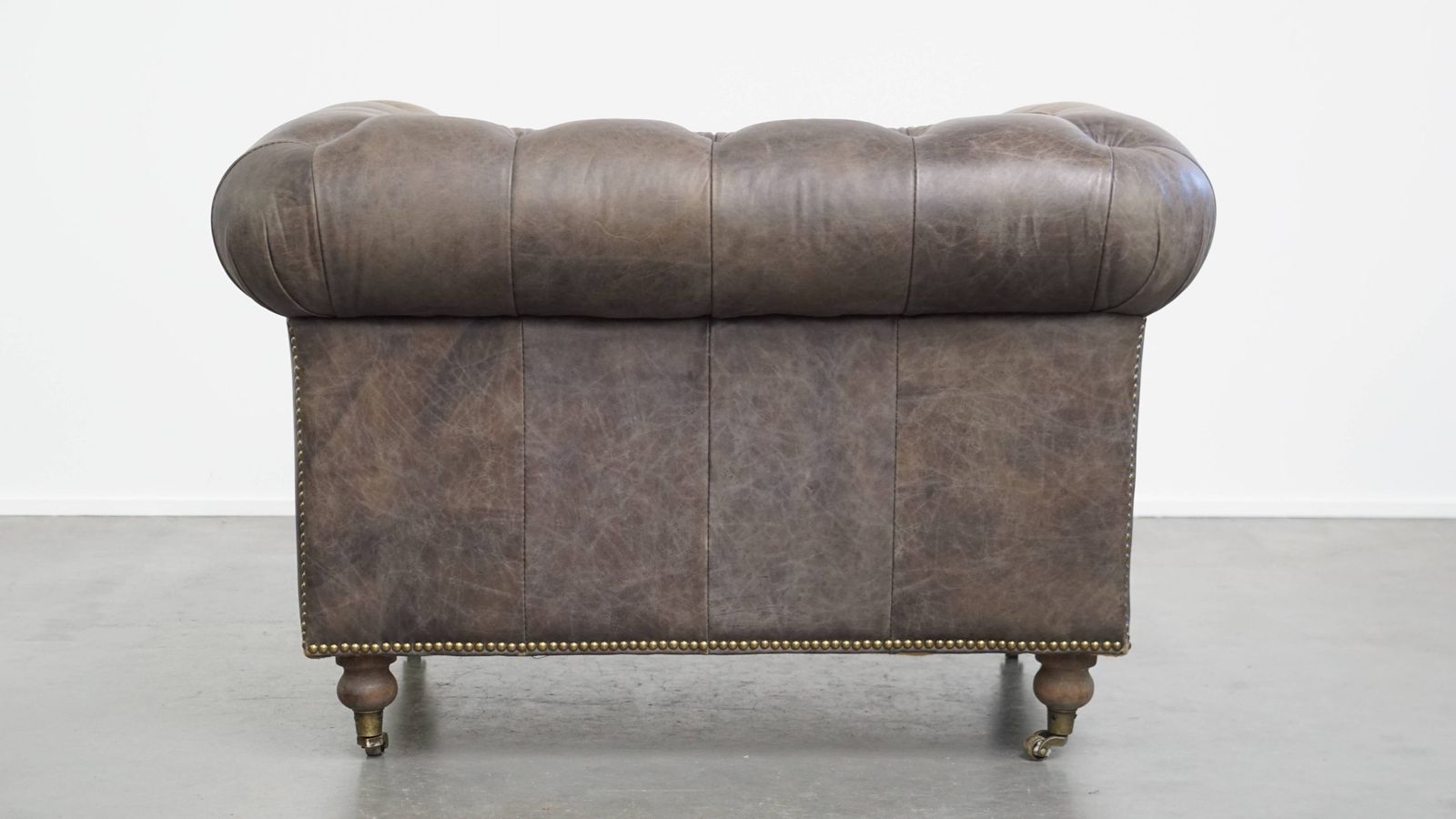 Ruime Grijze Koehuidenleren Chesterfield Club Fauteuil In Engelse Stijl Op Wieltjes photo Meubels