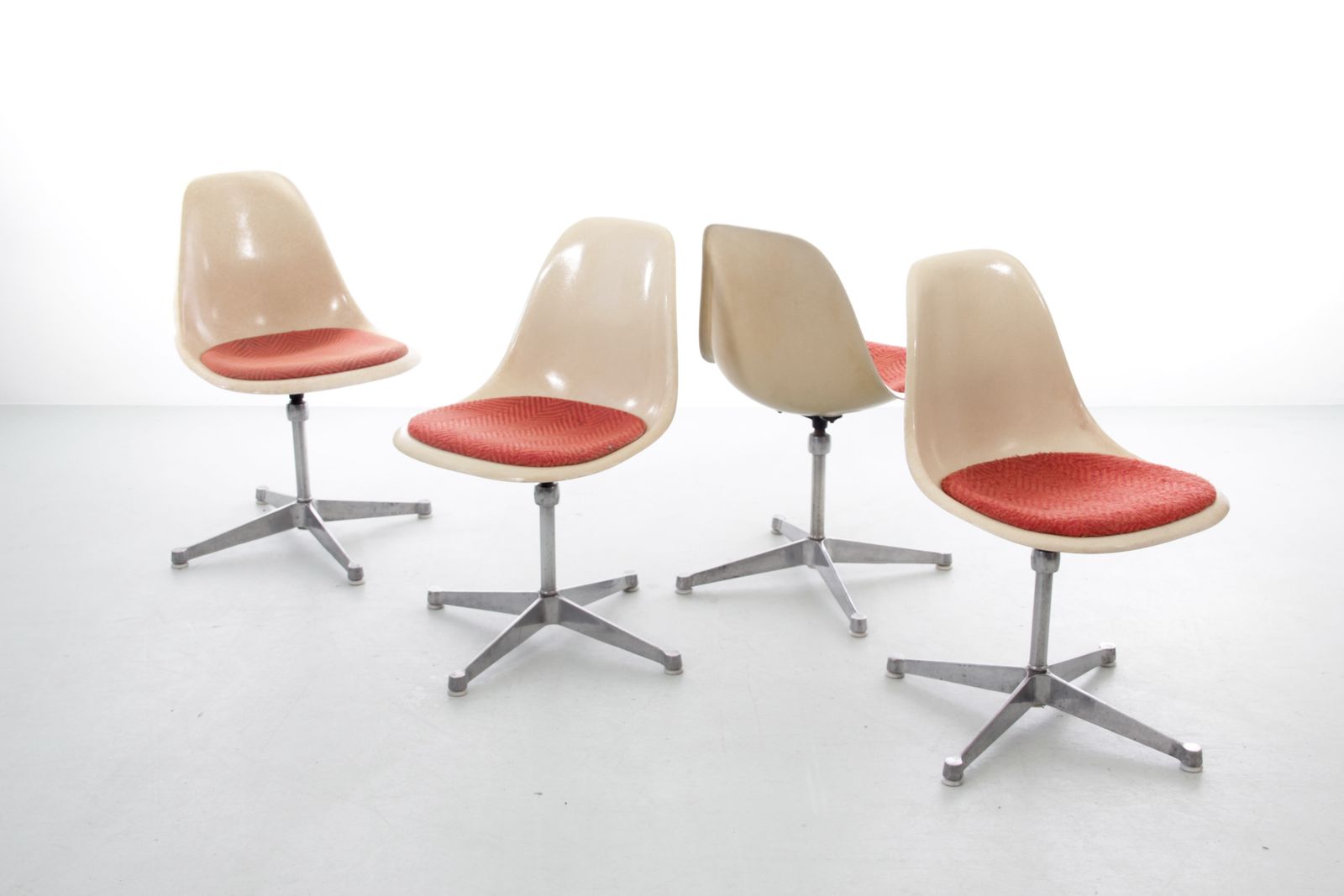 5200.0 Set Of 4 Space Age Swivel Chairs. Original Upholstery. Charles Eames – Herman Miller. photo