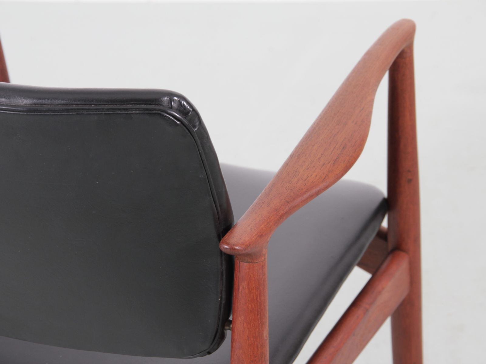 photo vintage Mid Century Modern Danish Pair Of Armchair In Teak Model Captain 66 By Erik Buck