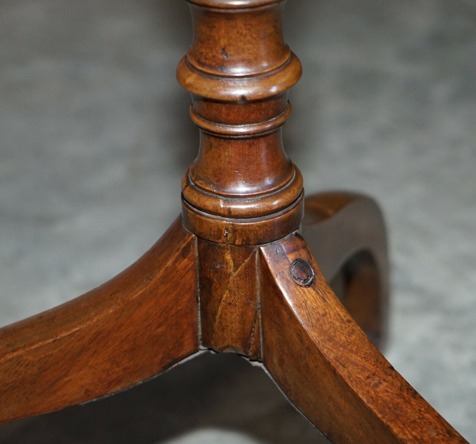 photo furniture Antique Georgian Walnut Tripod Side End Lamp Or Wine Table Original Patina
