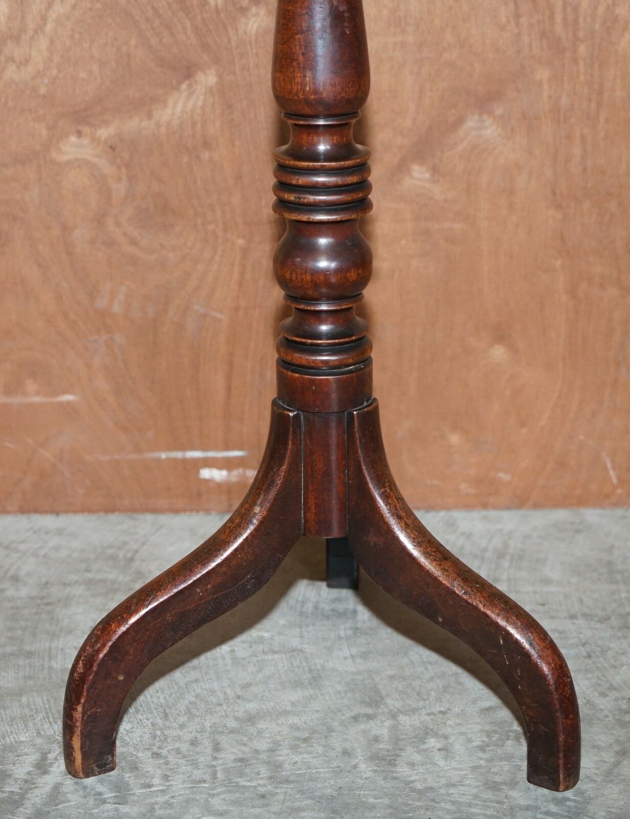 photo furniture Antique Victorian Mahogany Hand Carved Jardiniere Table Or Plant Stand Pedestal