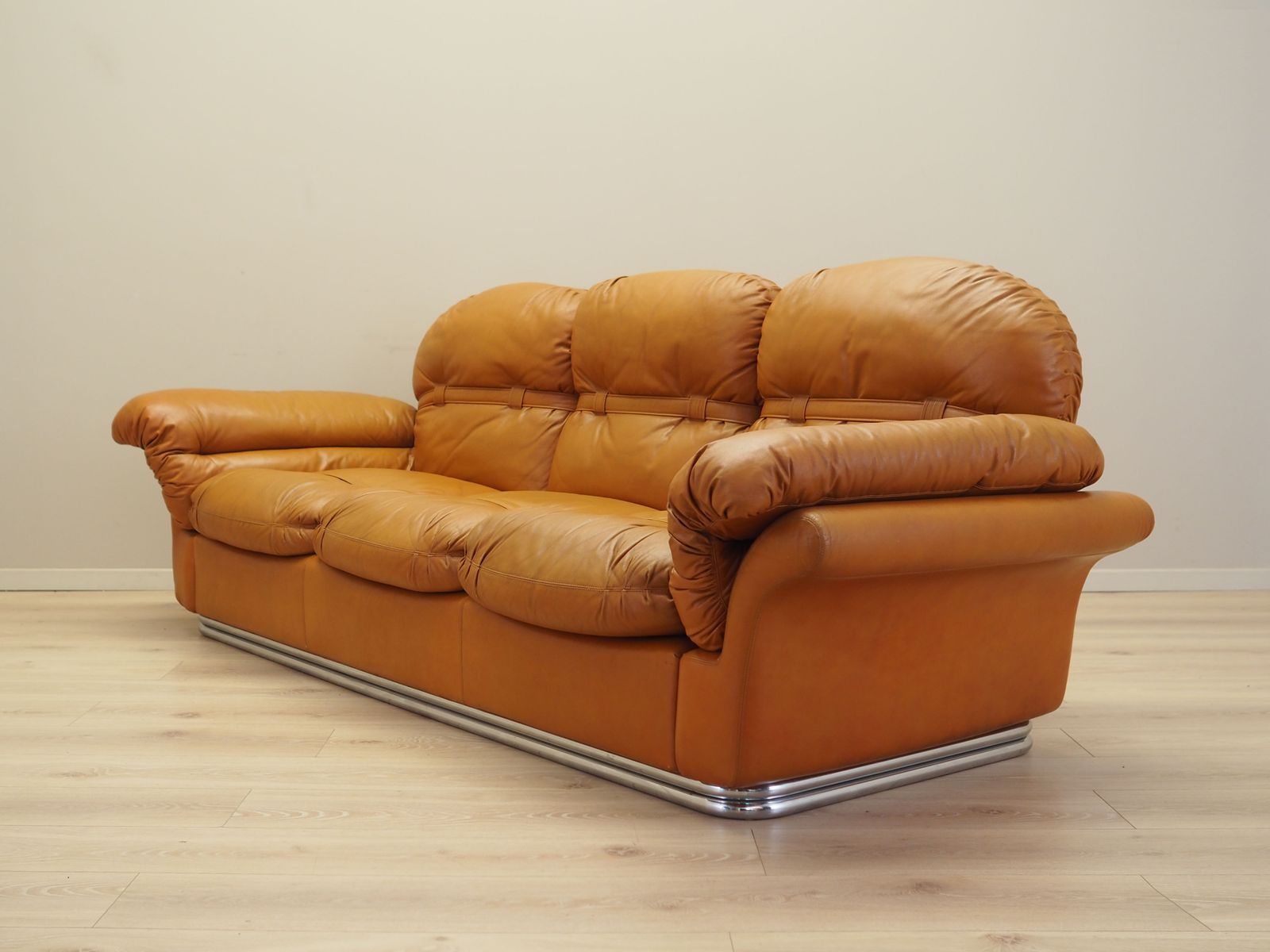 Oranje leren bank | Space Age-design | ca. jaren 1960 | Italië photo furniture