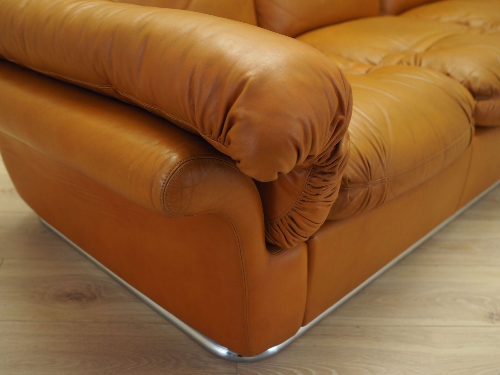 photo for sale Oranje leren bank | Space Age-design | ca. jaren 1960 | Italië