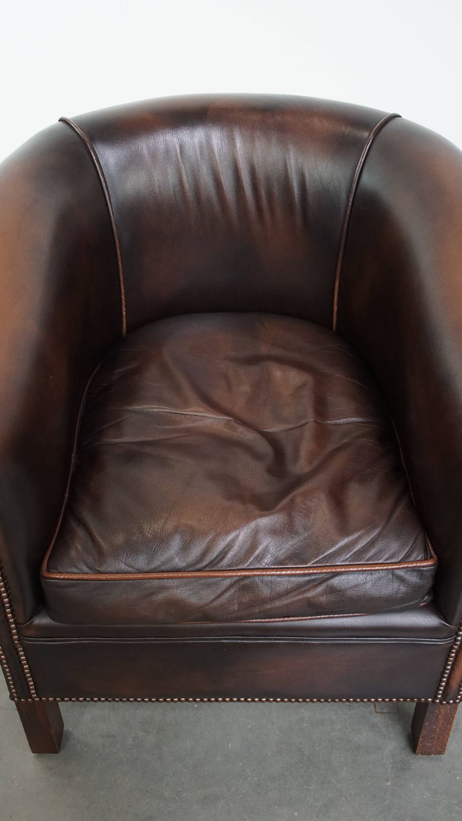 Elegante En Comfortabele Engelse Stijl Leren Club Fauteuil In Een Mooie Donkere Kleur photo vinterior