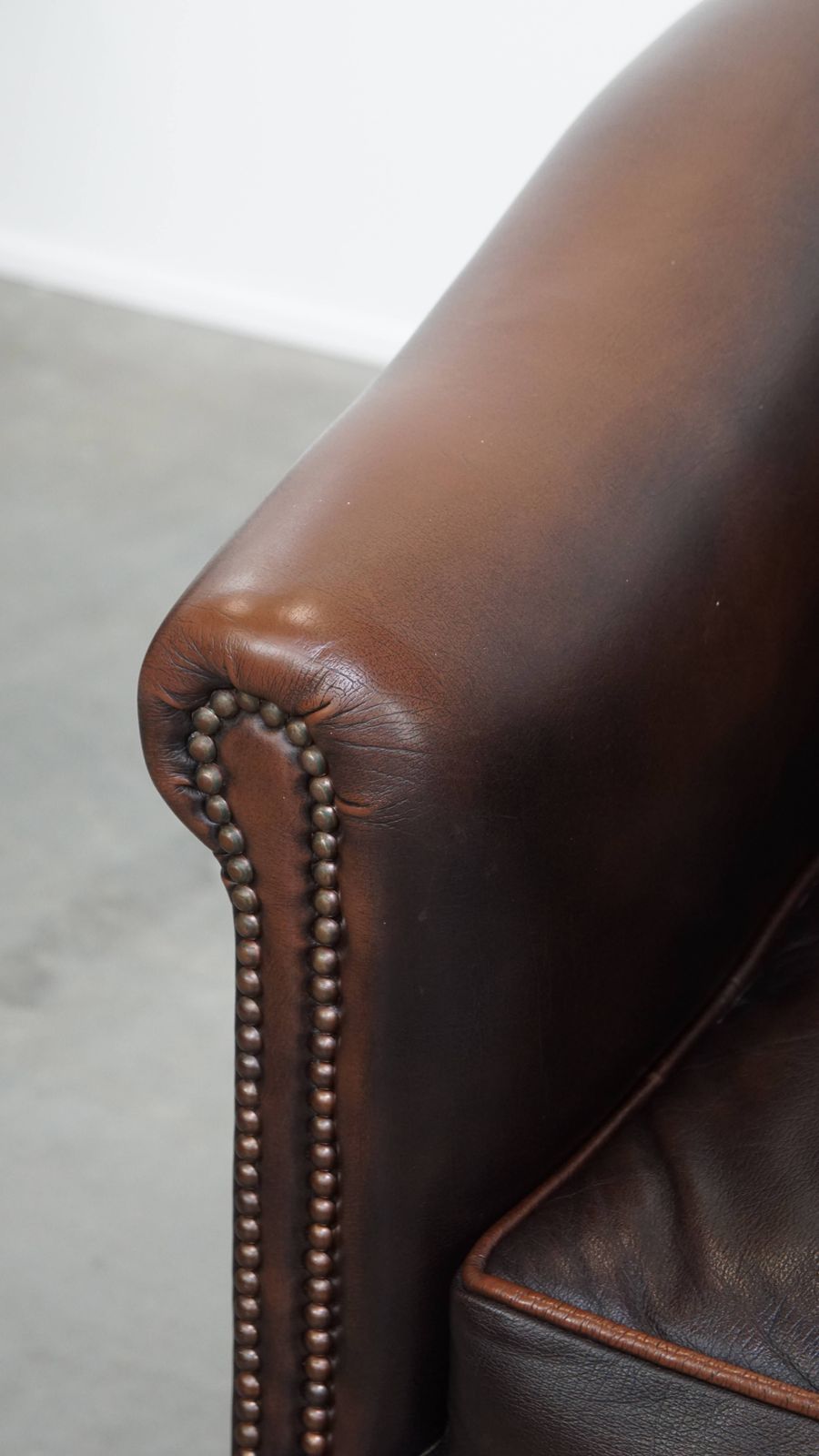 photo for sale Elegante En Comfortabele Engelse Stijl Leren Club Fauteuil In Een Mooie Donkere Kleur