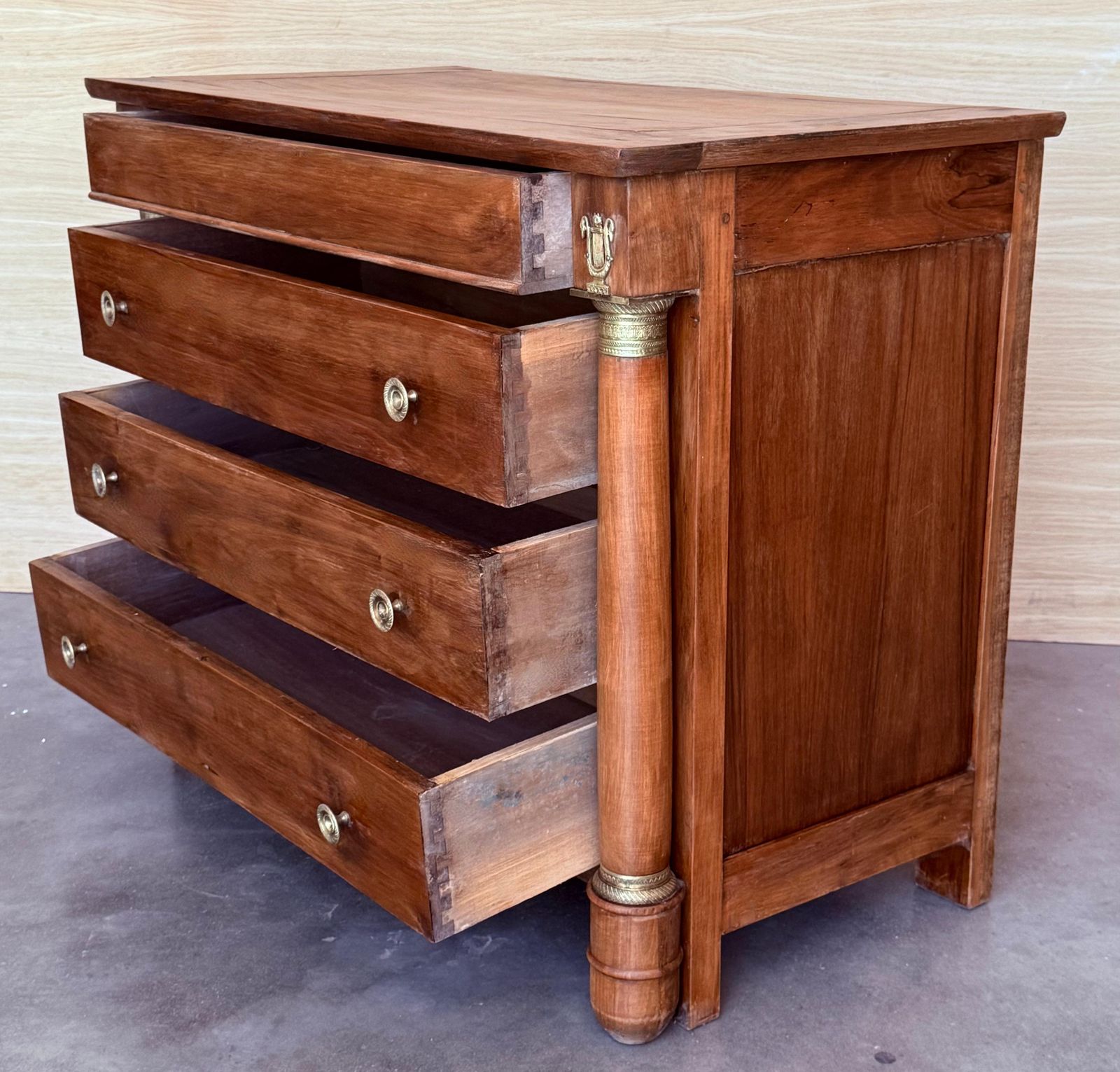 Commode Empire française à quatre tiroirs en acajou, bords dorés, vers 1830 photo 2514.0