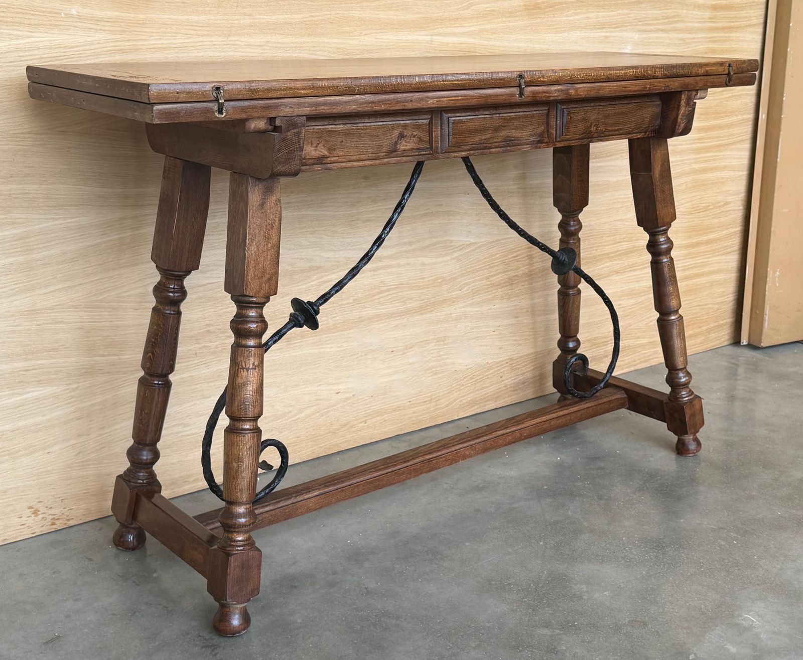 Console espagnole du XXe siècle, table de ferme pliante avec entretoise en bois photo for sale