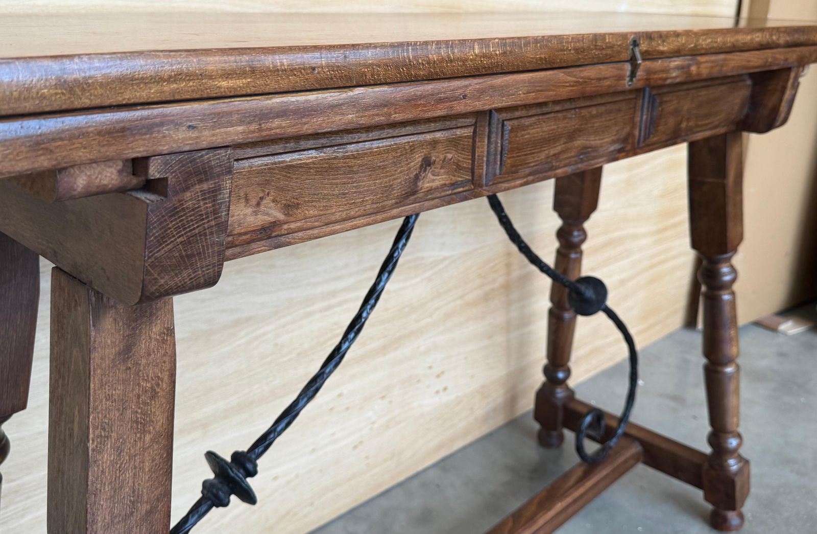 Console espagnole du XXe siècle, table de ferme pliante avec entretoise en bois photo Mobilier