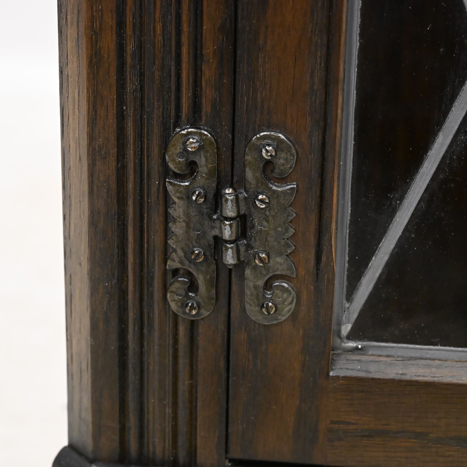 photo vinterior Old Charm Hanging Corner Display Cabinet Leaded Glass Model 1914 Free Delivery