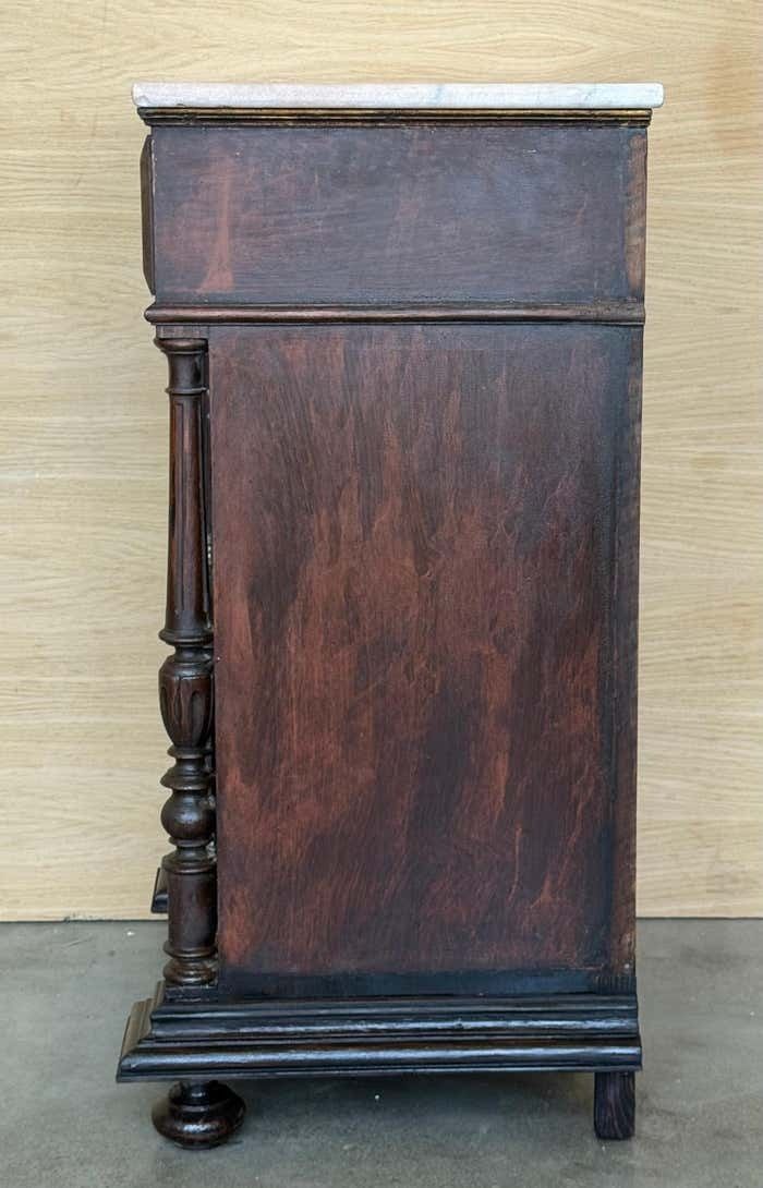 photo for sale Paire de tables de chevet Biedermeier à quatre tiroirs en marbre ébonisé, XXe siècle