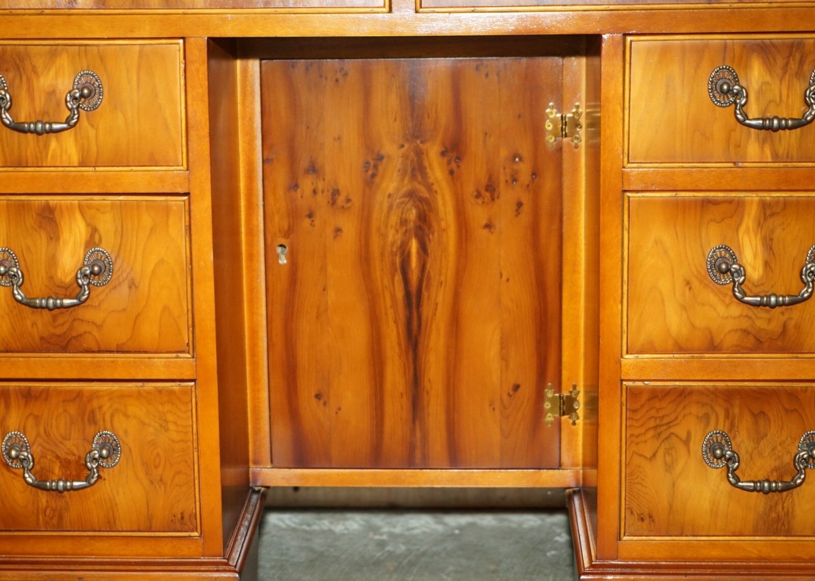 photo furniture Stunning Small Burr & Burl Yew Wood With Green Leather Top Twin Pedestal Desk