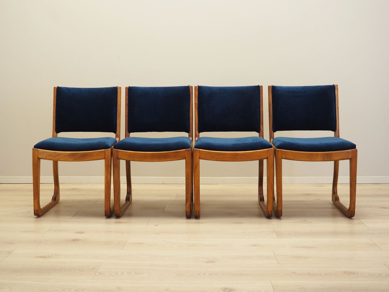 photo buy Set Van Vier Beukenhouten Stoelen – Deens Design, Ca. Jaren 1950 – Ontwerper Holger Jacobsen, Fabrikant Fritz Hansen