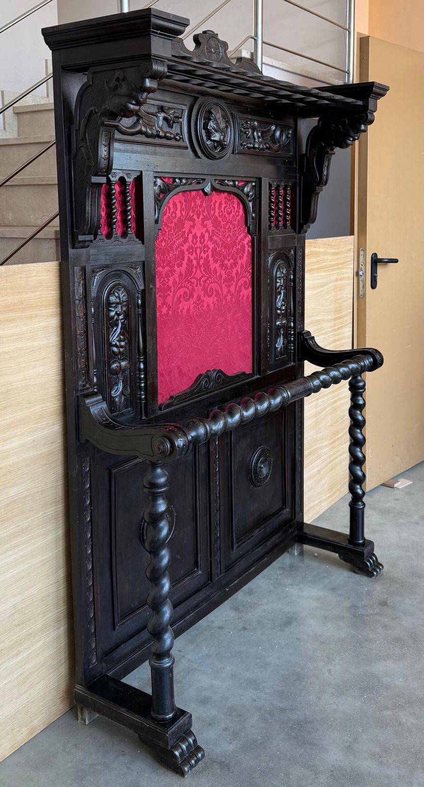 Porte-manteau espagnol en noyer massif sculpté, fond en damas rouge, XIXe siècle photo furniture