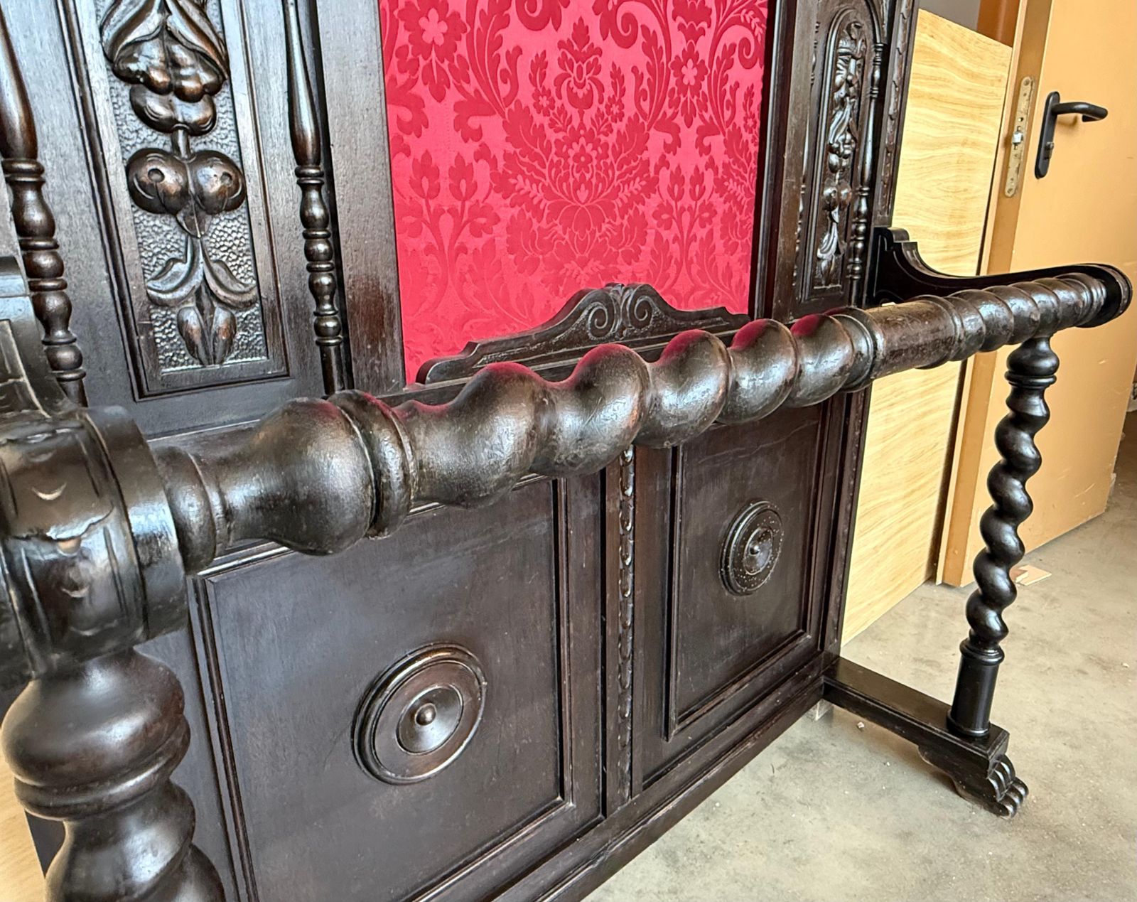 Porte-manteau espagnol en noyer massif sculpté, fond en damas rouge, XIXe siècle photo buy