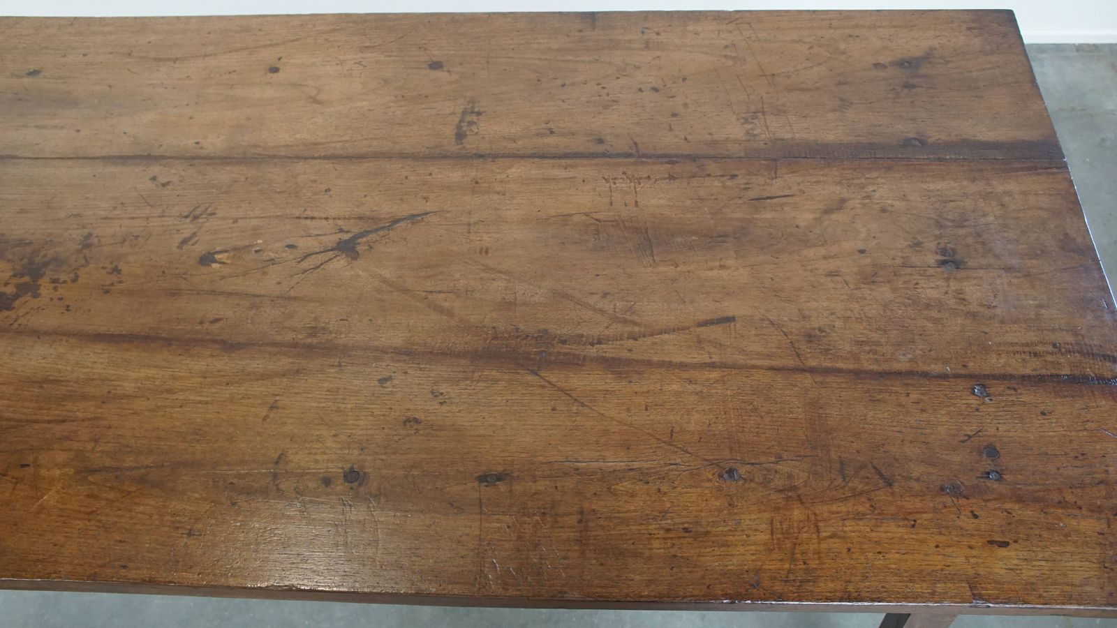 photo furniture Timeless Antique Early 19th Century English 6 Person Dining Table With A Beautiful Walnut Top And 3 Drawers