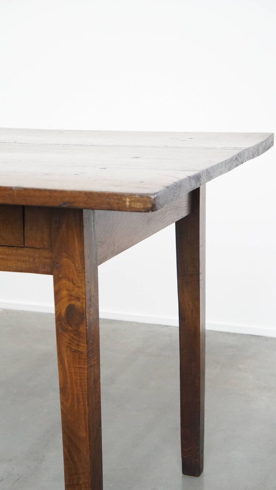 photo vintage Timeless Antique Early 19th Century English 6 Person Dining Table With A Beautiful Walnut Top And 3 Drawers